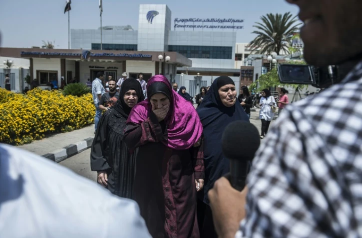 Des proches des passagers de l'Airbus A320 d'EgyptAir le 19 mai 2016 à l'aéroport du Caire