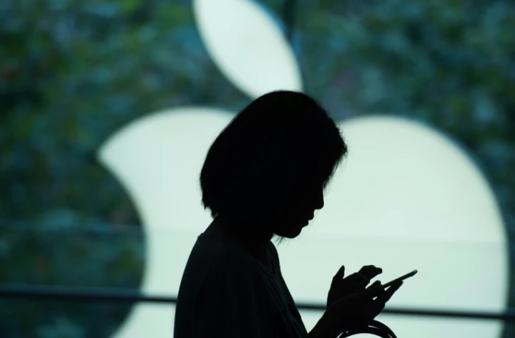 Le logo d'Apple, dans l'Apple Store de Shanghai, le 25 septembre 2015