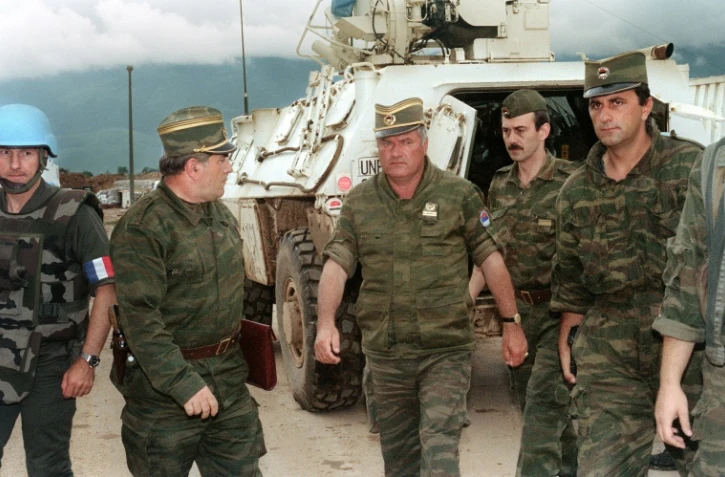 Le général serbe Ratko Mladic (c) à l'aéroport de Sarajavo, le 10 août 1993