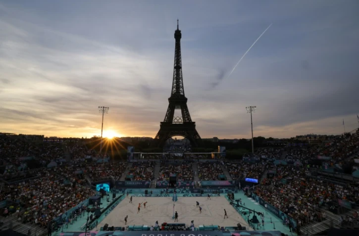 Le site des épreuves de beachvolley à Paris, devant la Tour Eiffel