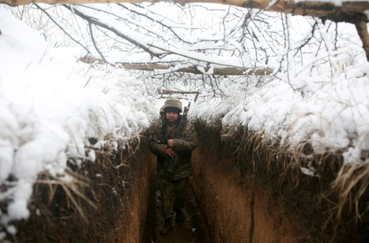 Un soldat ukrainien dans une tranchée du front avec les séparatistes pro-russes près de Svetlodarsk, dans la région de Donetsk, le 18 décembre 2021