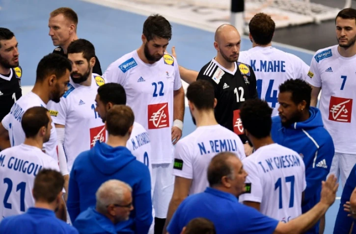 L'équipe de France à l'issue de sa défaite en demi-finales du Mondial face au Danemark, à Hambourg, le 25 janvier 2019