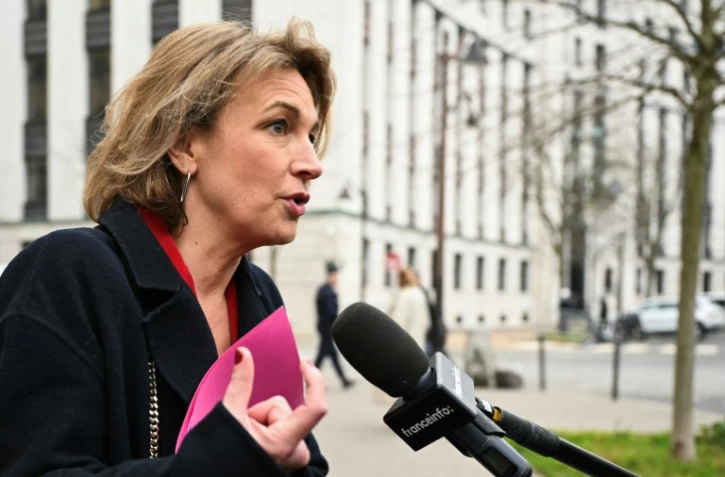 La responsable  du syndicat CFDT Marylise Léon s'adresse à la presse à son arrivée pour une réunion avec le Premier ministre français et les syndicats au ministère du Travail, à Paris, le 17 janvier 2025