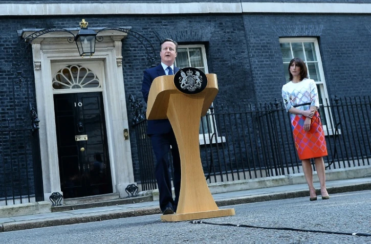 Le Premier ministre David Cameron et sa femme Samantha devant le 10 downing street à LOndres le 24 juin 2016