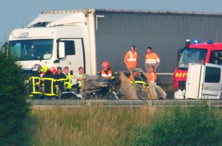 Les secours sur le site d'un accident mortel provoqué par un barrage de migrants, le 20 juin 2017 sur l'autoroute A16 à hauteur de Guemps, à 15 km à l'est de Calais