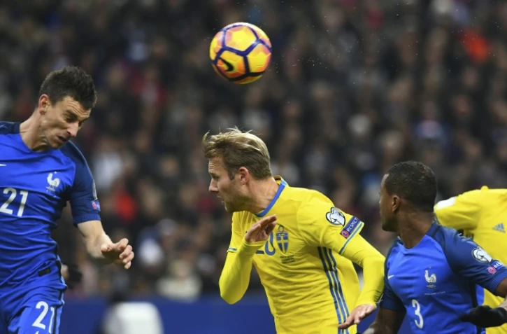 Duel aérien entre le défenseur français Laurent Koscielny et le Suédois Ola Toivonen au Stade de France, le 11 novembre 2016