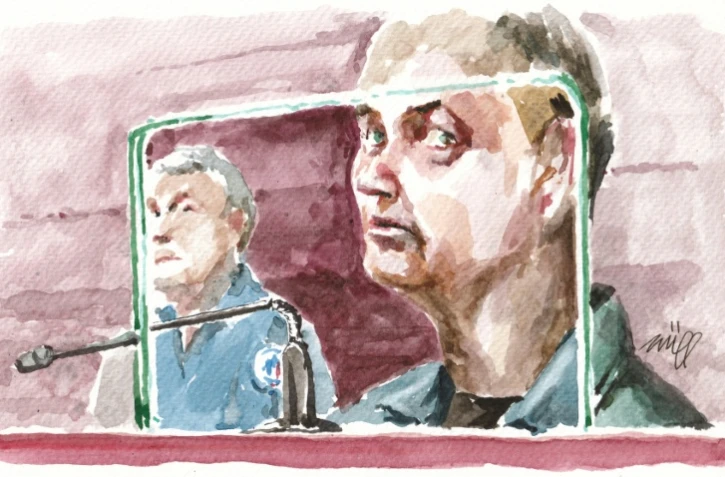 Ce dessin d’audience réalisé le 19 mai 2026 montre l’Allemand Martin Ney, accusé d’enlèvement et du meurtre du petit Jonathan Coulom, 10 ans, disparu en avril 2004, dans la salle d’audience lors du premier jour de son procès à Nantes