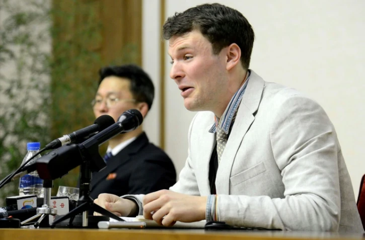 L'étudiant américain Otto Warmbier (au premier plan), sur une photo diffusée le 1er mars 2016 par l'agence officielle nord-coréenne KCNA