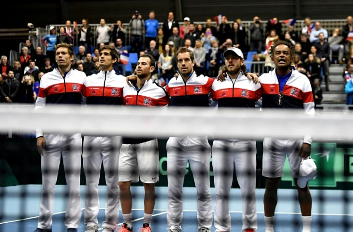L'équipe de France de Coupe Davis et leur capitaine Yannick Noah chantent la Marseillaise avant la rencontre contre les Pays-Bas, le 4 février 2018 à Albertville