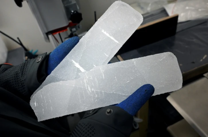 Un scientifique manipule des carottes glaciaires antarctiques dans un laboratoire à Bruxelles, le 15 juillet 2025 en Belgique