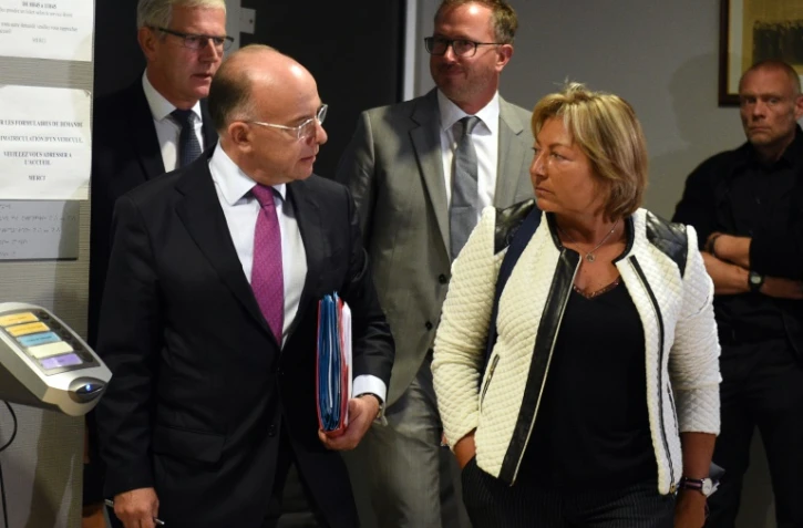 Le ministre de l'Intérieur Bernard Cazeneuve et la maire de Calais Natacha Bouchart, le 2 septembre 2016 à Calais