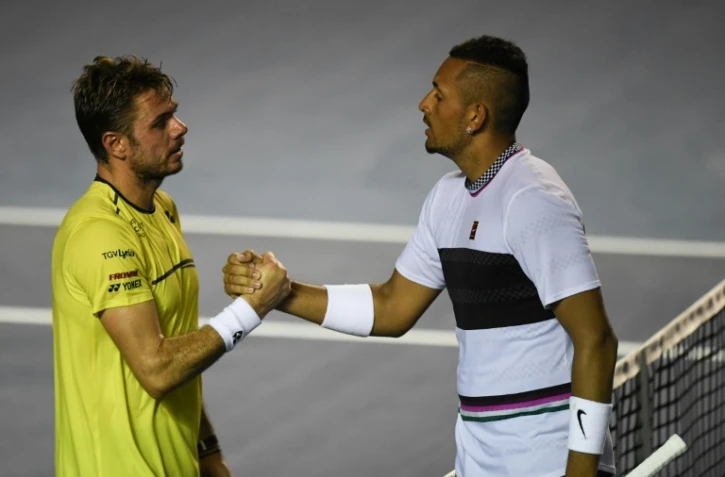 L'Australien Nick Kyrgios (d) serre la main du Suisse Stan Wawrinka après l'avoir battu  en quarts de finale au tournoi d'Acapulco, le 28 février 2019 
