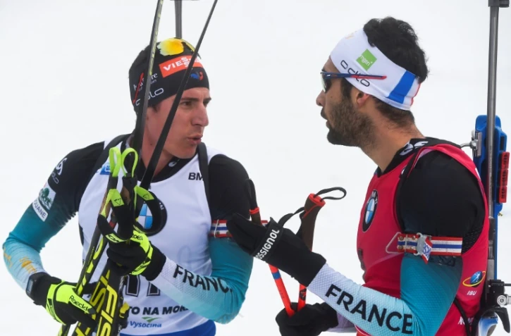 Martin Fourcade (d) parle avec Quentin Fillon Maillet à l'arrivée de la Mass Start de Nove Mesto en République tchèque, le 23 décembre 2018