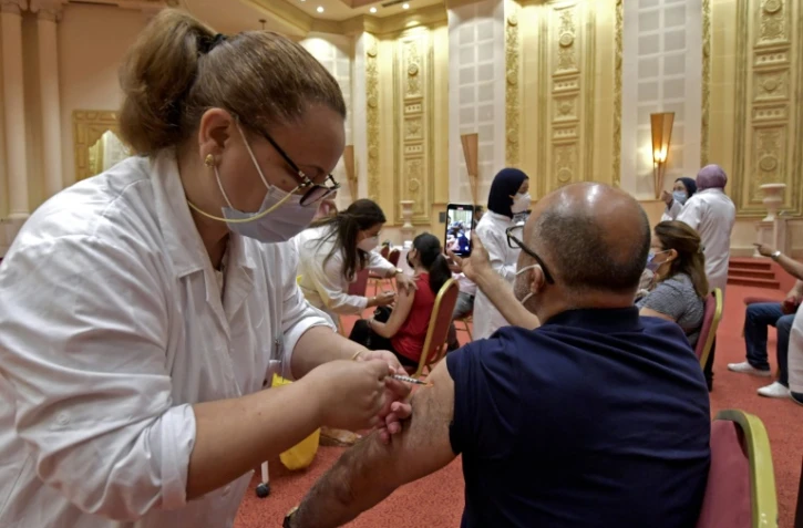 Des employés du secteur du tourisme reçoivent une injection de vaccin Pfizer-BioNTech contre le Covid-19, le 4 juin 2021 à Tunis