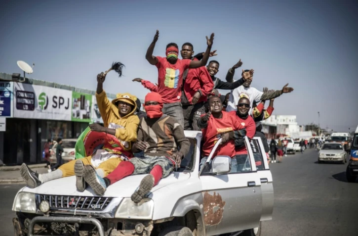 Les partisans du président élu Hakainde Hichilema célèbrent sa victoire à la présidentielle dans les rues de Lusaka, en Zambie, le 16 août 2021