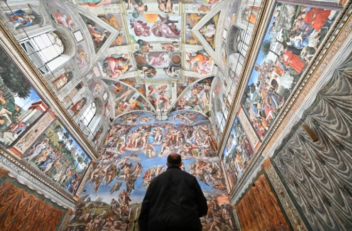 Un homme visite la chapelle Sixtine au musée du Vatican, le 1er février 2021
