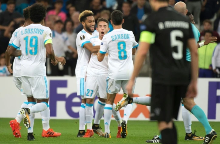 La joie des Marseillais autour du jeune Maxime Lopez (C) auteur du but de la victoire sur Guimarães, le 19 octobre 2017 au Vélodrome