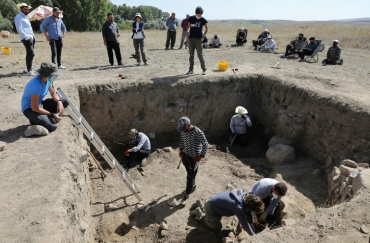 Des archéologistes travaillent sur les vestiges d'un palais Hittite, avec ses céramiques et verreries luxueuses, le 21 septembre 2021 sur le site d'Usakli Hoyuk, en Turquie