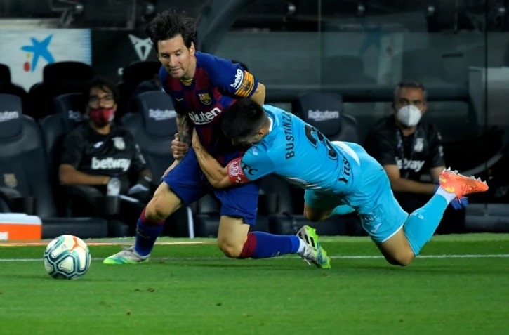 Lionel Messi, le prodige argentin du Barça, "plaqué" par le défenseur de Leganes Unai Bustinza, lors du match de football opposant les deux équipes au Camp Nou à Barcelone le 16 Juin 2020.