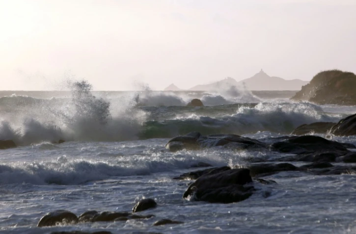 Une touriste allemande est décédée dimanche à Porto-Vecchio, en Corse-du-Sud, "emportée par les vagues" alors qu'elle se promenait sur la plage