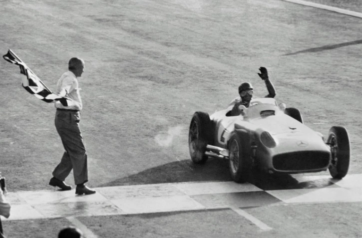 Juan Manuel Fangio, dans sa Mercedes, sur la ligne d'arrivée du Grand Prix de Buenos Aires, le 16 janvier 1955
