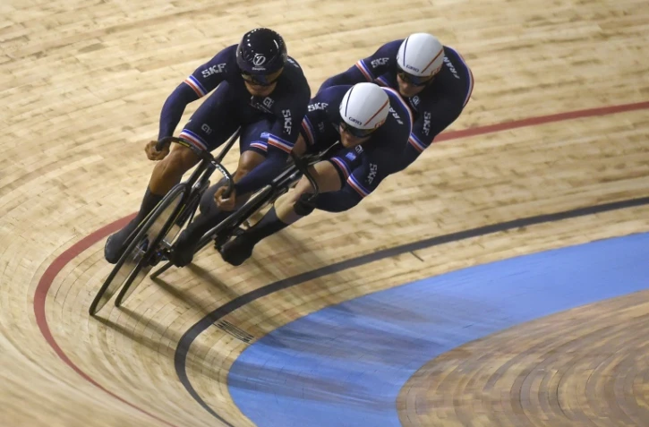 Les membres de l'équipe de France de sprint Florian Grengbo, Rayan Helal et Sebastien Vigier au vélodrome Jean-Stablinski de Roubaix le 20 octobre 2021.