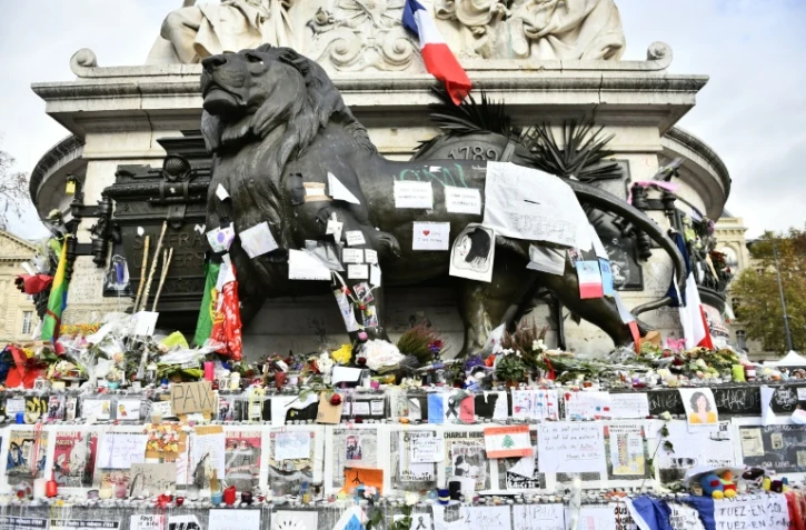 Hommages aux victimes des attentats de Paris, place de la République à Paris le 16 novembre 2015