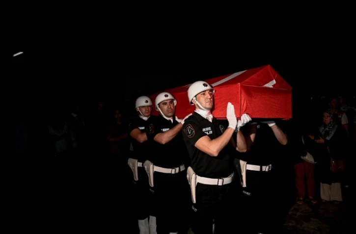 Le cercueil de l'activiste américano-turc Aysenur Ezgi Eygi, tuée par balle en Cisjordanie, est transporté par des policiers turcs de la garde d'honneur vers une morgue dans le district de Didim à Aydin, le 13 septembre 2024