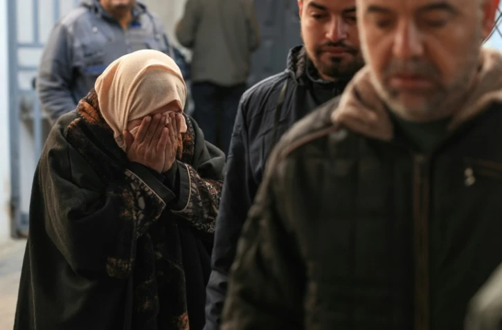 Une Palestinienne pleure après avoir identifié le corps d'un proche tué dans un bombardement israélien, le 4 février 2024 à la morgue de l'hôpital Najjar de Rafah, dans la bande de Gaza