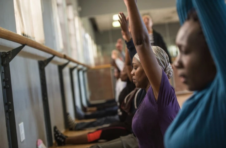 Des adultes apprennent la danse classique dans un studio de danse le 31 mai 2016 à Soweto