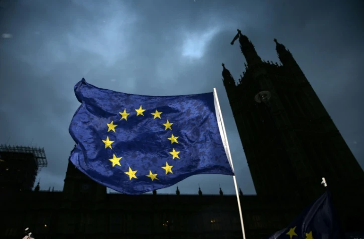Le drapeau européen flotte sur le Parlement britannique à Londres le 13 décembre 2017 