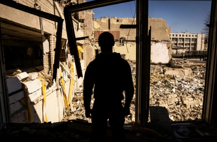 Dans les ruines d'une école bombardée à Jitomir, dans le nord de l'Ukraine, le 23 mars 2022