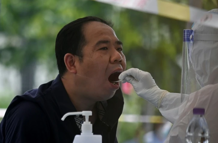 Un Chinois est testé au coronavirus, le 18 juin 2020 à Pékin