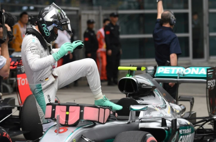 L'Allemand Nico Rosberg descend de sa Mercedes après avoir réalisé la pole position au GP de Chine, le 16 avril 2016 à Shanghai