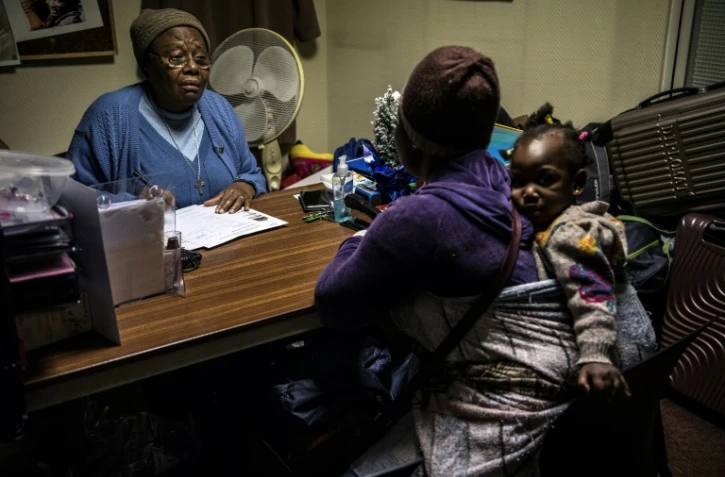 Soeur Marie-Jo de l'association Solidarité Notre-Dame de Tanger accueille des migrantes à Paris le 17 décembre 2018
