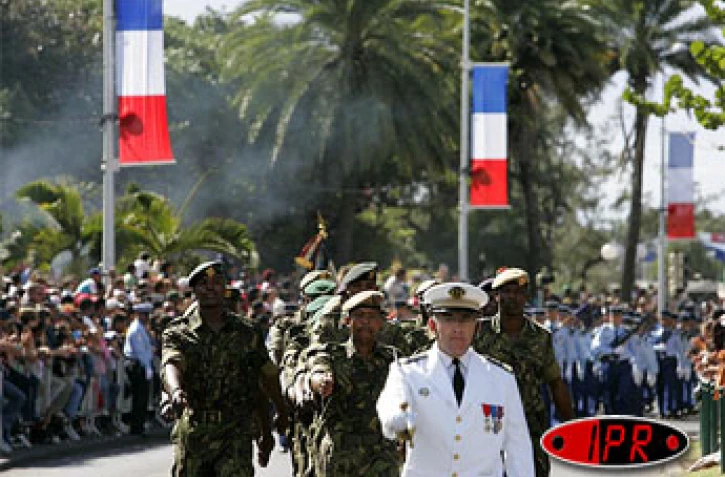 Image du défilé du 14 juillet 2005 sur le Barachois à Saint-Denis