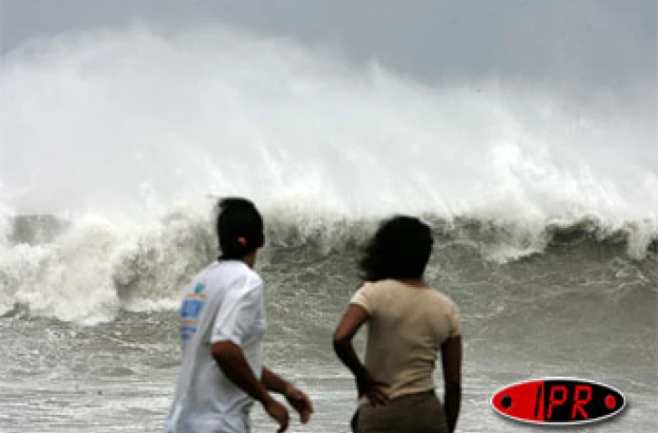 Samedi 24 février 2007 

Le cyclone Gamède génère une très forte houle sur les côtes Nord et Ouest de La Réunion