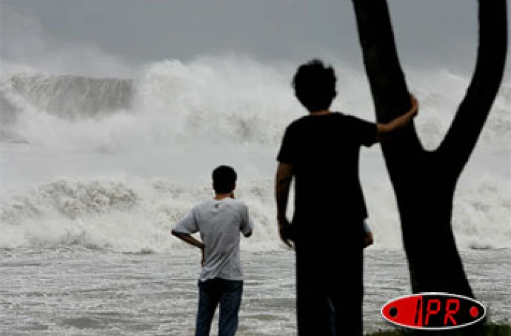 Samedi 24 février 2007 

Le cyclone Gamède génère une très forte houle sur les côtes Nord et Ouest de La Réunion
