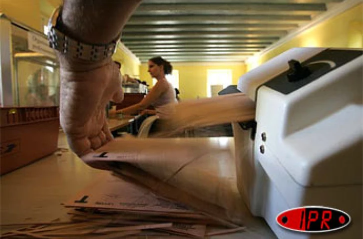 Lundi 14 mars 2005 -Lors des opérations de dépouillement en préfecture