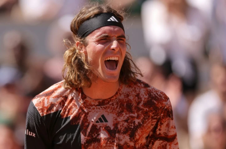 Le Grec Stefanos Tsitsipas fête sa victoire au premier tour de Roland-Garros contre le Tchèque Jiri Vesely le 28 mai 2023 à Paris