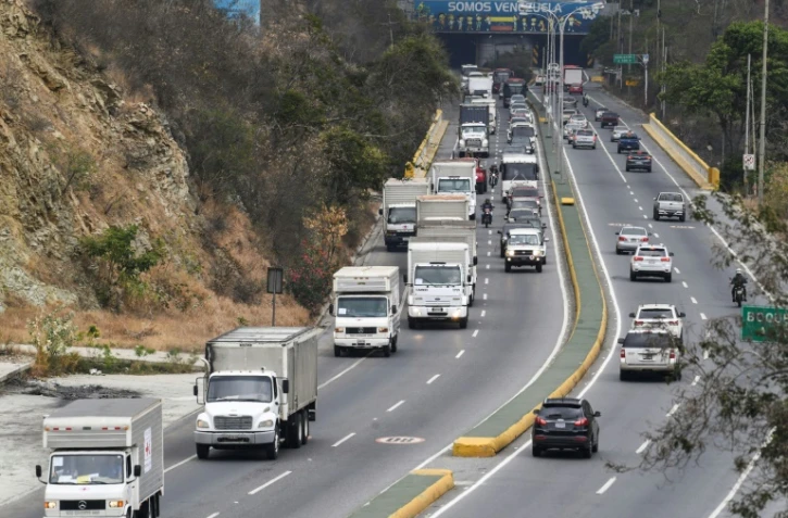 Un premier chargement de la Croix-Rouge est arrivé le 16 avril 2019 à Caracas pour être distribué aux hôpitaux en proie à de graves pénuries, une aide humanitaire au centre du bras de fer entre le président Nicolas Maduro et son opposant Juan Guaido.