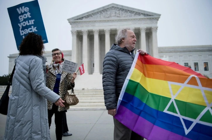 Les manifestants se retrouvent devant la Cour Suprême des Etats-Unis le 5 décembre avant l'audition d'une affaire emblématique mêlant discrimination et conviction religieuse 