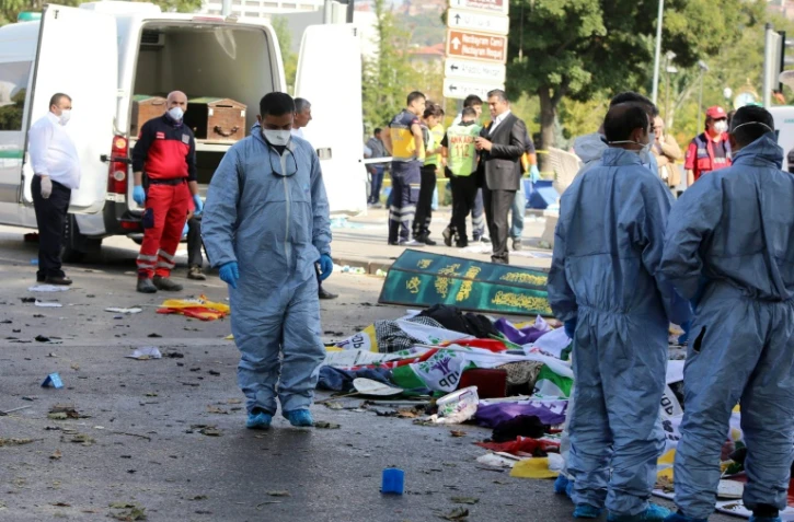 Des secouristes interviennent sur les lieux du double attentat qui a fait 86 morts Ă Ankara en Turquie, le 10 octobre 2015