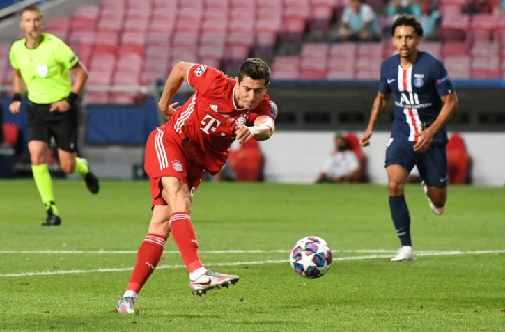 Le Bayern Munich de Robert Lewandowski chassé par le Parisien Marquinhos en finale de C1 à Lisbonne, le 23 août 2020, va retrouver le PSG en quarts