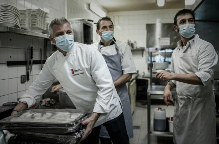 Les chefs Vincent Coiquaud, Jean-Luc Bonedeau et Olivier Pourpoint, en cuisine le 23 novembre 2020 à Saintes