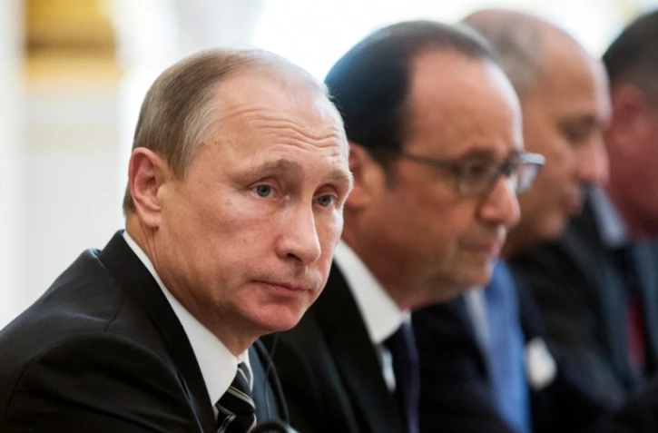 Le président russe Vladimir Poutine (G) et le président français François Hollande à l'Elysée à Paris le 2 octobre 2015