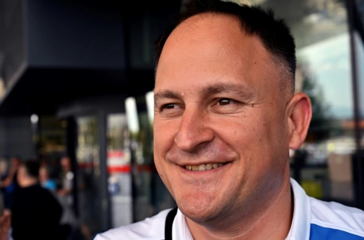 Le Bosnien Ermin Jusufovic, en lice avec l'équipe de Bosnie de volley-ball assis aux Jeux paralympiques de Paris, le 26 août 2024 à Sarajevo