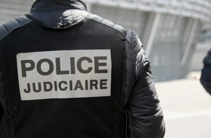 Le corps en état de décomposition avancée découvert mercredi dans un sac de sport sous un lit dans un appartement à Calais est celui "d'une femme probablement africaine de 20 à 30 ans"