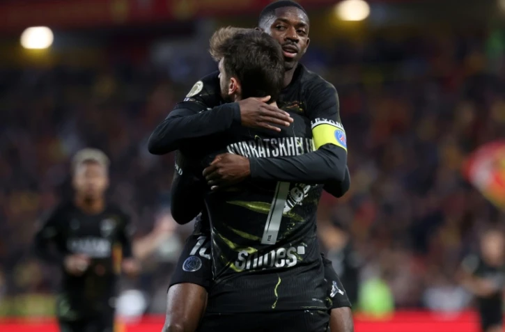 Khvicha Kvaratskhelia et Ousmane Dembélé célèbrent le but du Géorgien lors du match entre Lens et le PSG au stade Bollaert le 13 mai 2026