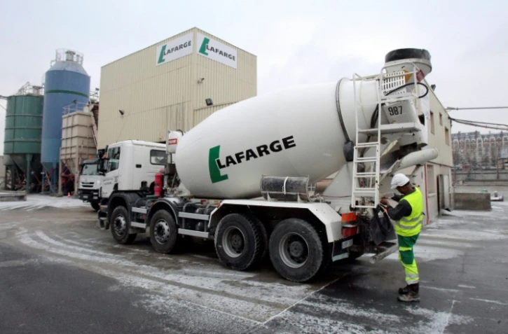 Le centre de distribution de ciment "Lafarge", quai André Citroën à Paris le 6 janvier 2010. Des bouteilles d'essence reliées à un "dispositif d'allumage rudimentaire" ont été découvertes sous un camion du cimentier franco-suisse dans le 19e à Paris